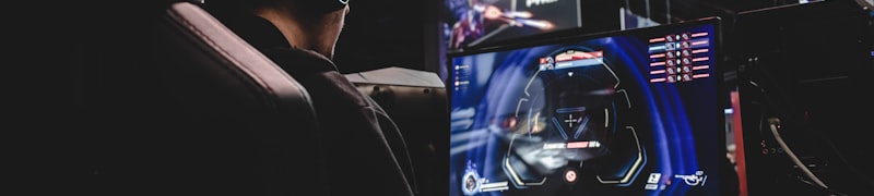 英雄联盟全球总决赛电竞比赛现场，巨大的屏幕显示着游戏对战画面