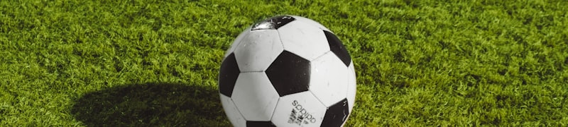 欧洲冠军联赛决赛现场盛况，球员在聚光灯下争抢足球