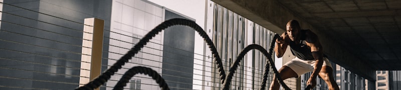 中国足球超级联赛激烈比赛画面，上海海港队球员带球突破